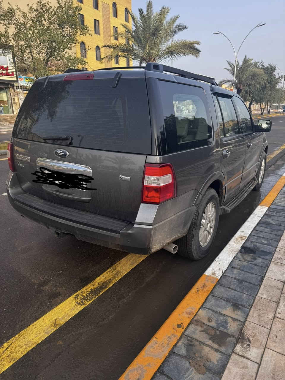 سلام عليكم للبيع
فورد اكسبديشن موديل ٢٠١٢ وكالة نيفا 
السياره خليجي مابيها حادث رقم شمالي اربيل السياره ماشيه ١٣٠ الف كيلو متر كير و مكينه جديدات السياره نضيفه و احلى من الصور السياره ما ناقصها شي ربع ما تذب عليها السعر ١٤٥ و بيها مجال للشراي 
مكاني بغداد الدوره 
للتواصل : ***********
