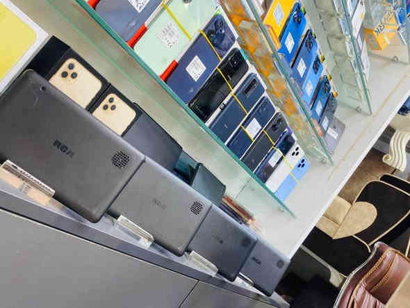 ايبادات امزون حجم 7 السعر 35 الف ذاكرة 16 
يشغل جميع البرامج حتى و ان فرمتت الجهاز يبقى اليوت يوب شغال 
العنوان معرض ضياء شارع الخليج مقابل مرطبات زهرة الخليج 
*********** الصويرة
