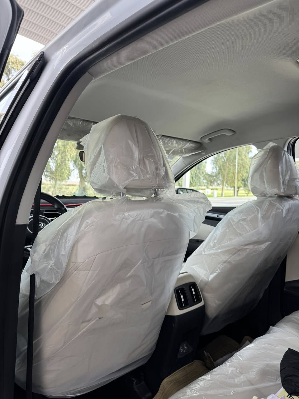 هونداي توسان ٢٠٢٤ 
السيارة بيه رصعه مسحوبه بل جاملغ بارد بس 
السعر 21 ونص يعني 215 ورقة 
الرقم إنكليزي جديد 🆕 

اليكم التفاصيل الآتية:
🔘 خليجي 
🔘 ماشية :40 km
🔘 الموديل2024
🔘 سعة المحرك 2.0L 
🔘 مرتبط بناقل حركة أوتو 6 نمر
🔘 يبلغ عزم الدوران 192 نيوتن/متر
🔘 عدد AIR BAG 2
🔘 حساسات أمامية 
🔘 حساسات خلفية
🔘 لايت زينون + LED
🔘 كشافات 
🔘 بك لايت LED
🔘 مفتاح التشغيل بصمة
🔘 تشغيل عن بعد  
🔘 دشبول  
🔘 شاشة (Apple Car play - Android Auto)
🔘 كاميرا دوارة
🔘 حركة المقاعد الأمامية كهرباء
🔘 داخل ابيض واسود
🔘 تتسع المقصورة ل 5 ركاب
🔘 مثبت السرعة Cruise
🔘 المودات والأوامر الصوتية
🔘 أوضاع القيادة  Drive Mode 
🔘 فحص أنظمة السيارة 
🔘 حساسات ضغط اطارات 
🔘 مقود جلد حياكة
🔘 قطعتين تبريد
🔘 هاند بريك بصمة 
🔘 اشارة في المرايا الجانبية
🔘 ويل كب 18
🔘 4 دسك
🔘 اريل نفكيتر 
‏🔘 ABS 
🔘 أوتو هولد - Auto Hold
🔘ايزوفكس - ISOFEX
🔘 نظام مانع الانزلاق
🔘 نظام نزول المنحدرات
🔘 منفذ الطاقة 12v
‏🔘 Bluetooth - USB - Type C
🔘 شاحن هاتف Wairlees
🔘 بردات أبواب خلفية
🔘 بردة خلفية
🔘 قبضات أبواب من الألمنيوم 
الرقم : *********** اتصال او وتساب 🤍.
العنوان: بغداد السيدية
