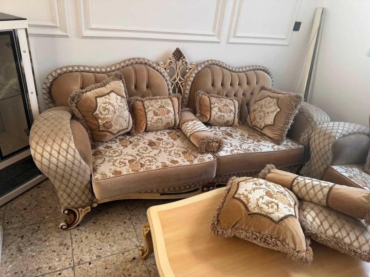تخم 10 مقاعد جديد نضافة 80‎%‎ واكثر جديد الله شاهد اربع كراسي منفصل واثنين اكبار
التواصل 
***********
غير متواجد عل فيس 
بغداد الغدير
