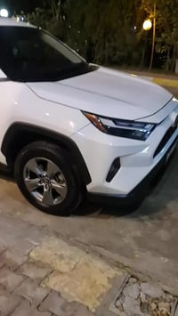 راف 4  موديل  24 XLE ماشيه 40 الف كيلو متر  وارد كندي بانزين  الضرر نص...