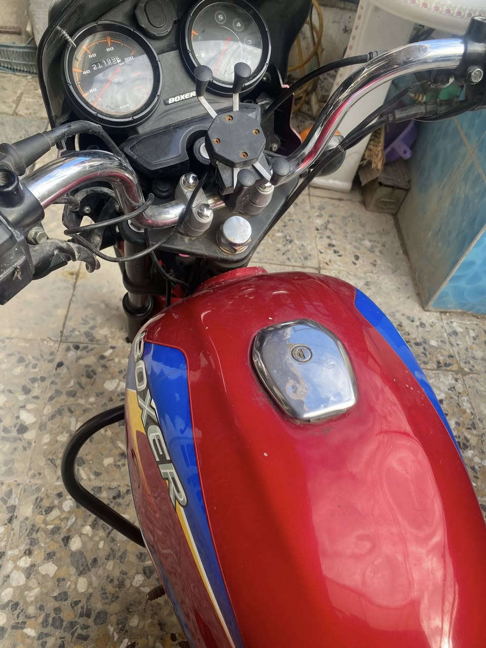 يالله السلام عليكم بوكسر موديل ٢١ مرقم لوحة وسنوية انكليزي تحويل ثاني دراجة خير من الله وتاخذهة تندعيلي عليهة حتة اذا حاب جيب فيتر وتعال افحص بعد احله من الصور 
السكن بغداد الرقم ***********
