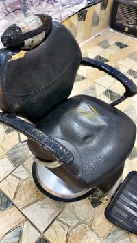 كرسي حلاقة • للبيع