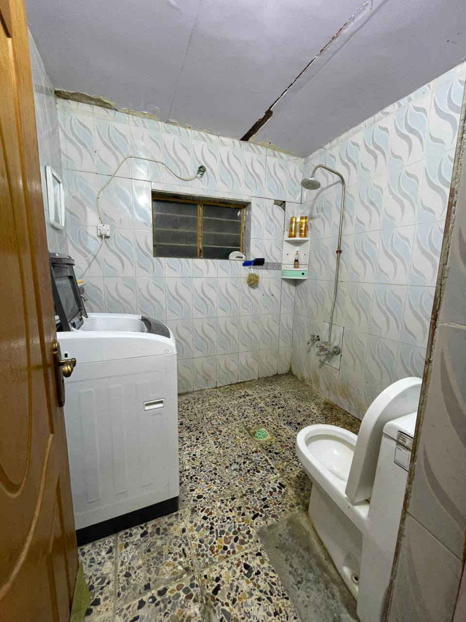 مشتمال للايجار طابق ثاني اربع شوارع خلف طاوق البنوك غرفتين وستقبال ومطبخ سعر 375الف ***********
