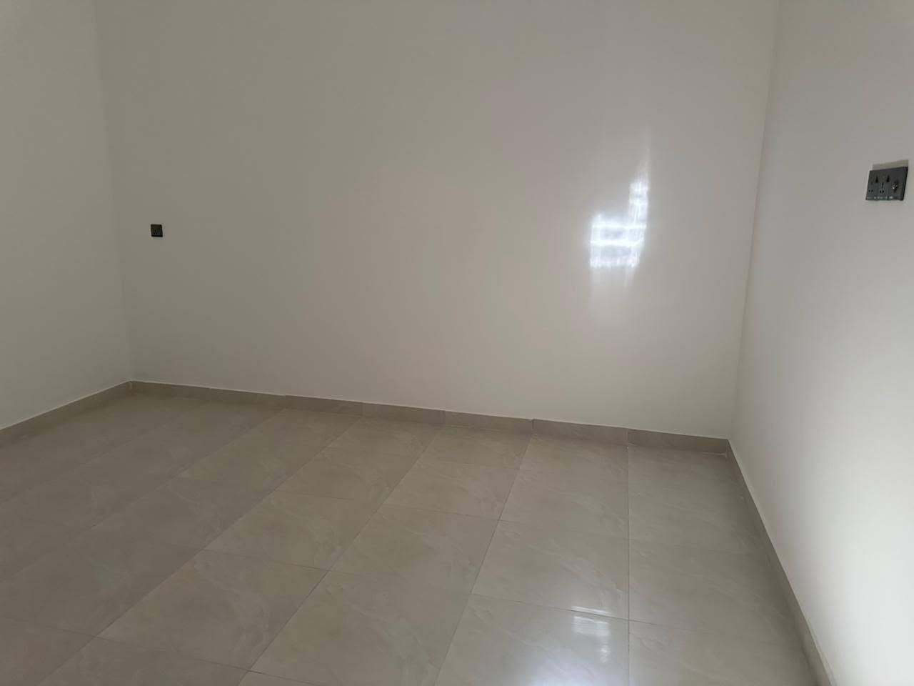 مشتمل للبيع طابو صرف منطقه المعالف قرب شارع دكتور 
   مساحه 100 متر طابقين بناء حديث زيرو بعده ممسكون 
يحتوي على استقبال ومطبخ وخدمات و 3 غرف نوم 
السعر 170 مليون 
للاستفسار الاتصال 
*********** ابو فاطمه
