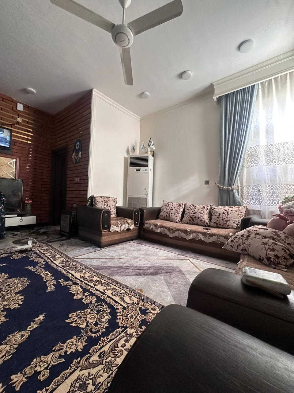 دار للبيع طابو صرف.. 
100متر مربع... 
ركن على 3شوارع
طابقين كونكريت مسلح
بناء حديث درجة اولى
متكون من مدخل.. استقبال وصالة ومطبخ. و3غرف نوم.. 
وصحيات.. 
بناء سنة22
مطلوب اسكان
بام الخيلالثالثه الهاتف.
*********** ديوانية, القادسية
