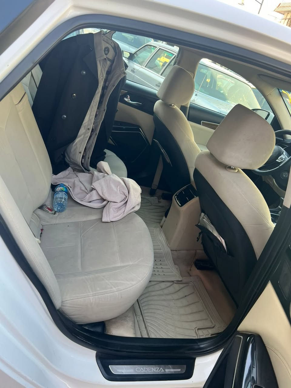 كادينزا 2018 
خليجي 
ضربتها جاملغ يسرة و بنيد ( مضروبة بهويشة ) 
تحكمات ستيرن 
كوشنات كهرباء 
شاشة و كاميرا 
محرك 3500 دوش المرغوب
السعر 145 و بيها مجال بسيط 
***********
