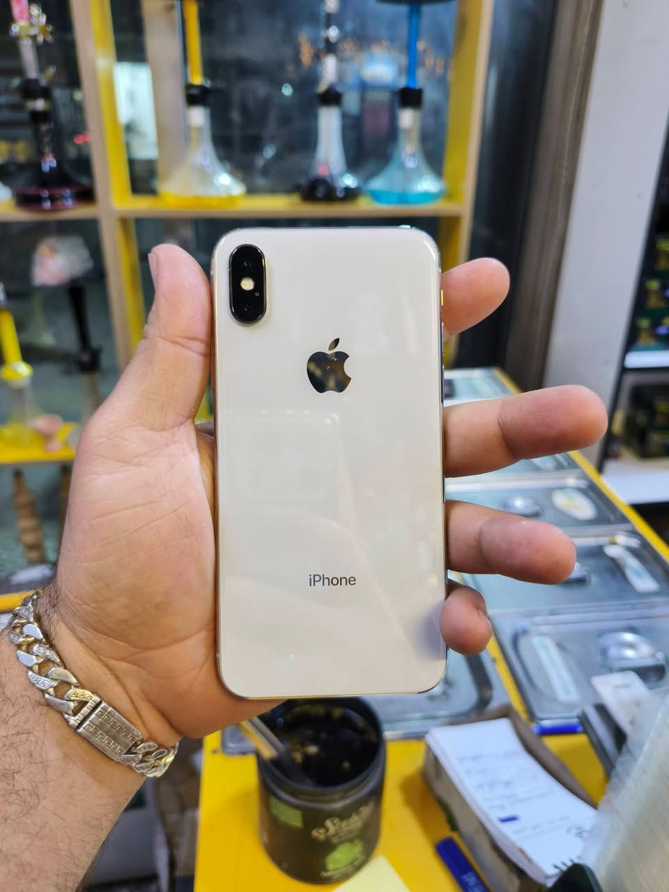 السلام عليكم 
ايفون Xعادي
نضافه 100
بطاريه 80
ذاكره 256
وتر بروف 
برغي ممفتوح بي 
سعره 150 وبي مجال 
مكاني كربلاء ***********
