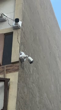 ‏سلام عليكم عندي كاميرات للبيع جميع ملحقات شركة أسوار سعر 200 وبي مجال...