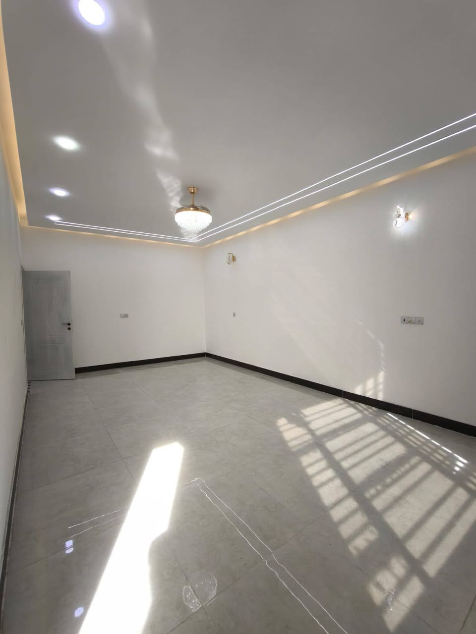 ا#يالله سلام عليكم واسعد الله اوقاتكم
 ***********
 اليوم تحفه

دار سكن قاطين للبيع بناء 2026
مو بيت عباره عن فيلا ماشاء الله 
يتكون من 6 غرف منام وديوان 

جنس العقار طابو ملك صرف يتحول باسم المشتري ثاني يوم

#المساحه250 متر 

يحتوي القاط الاول على غرف منام 3 كل غرفه بيها حمام 
و ديوان كبير
و مطبخ 
او مناور
و صاله و وصحيات داخلي وخارجي 
وگراج وحديقه 🌲🌴🌹
اما القاط الثاني يحتوي على غرف منام 3  منهن بيهن حمامات 
بلاضافه الى صاله وصحيات 

العنوان بصره أبي الخصيب سبيليات الغربيه
موقع راقي 😎 

جميع الخدمات متوفره ماء كهرباء شارع تبليط 15 متر 
شغل البيت كله درجة أولى

السعر 250مليون  و بي مجال للشراي
للاستفسار تصل ***********
