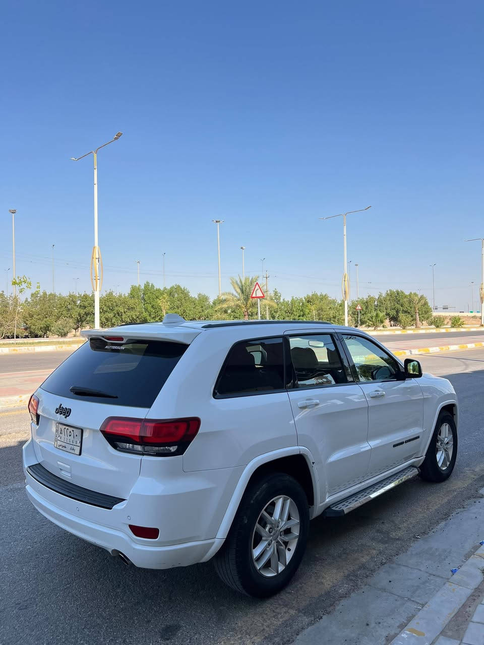 جيب گراند شيروكي ٢٠١٧ بغداد تبديل جاملغ وبنيد وصبغ بابين السائق واللي وراه مراوس براف فور 
*********** واتساب
