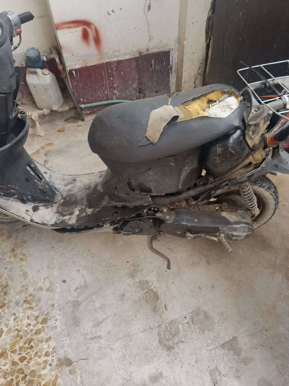 السلام عليكم ورحمة الله
دراجه عصفوريه مرواس بايراني 
كلجات جدد كهربائية شغاله نكره سلف
النواقص كابريتر تعبان لازم يتبدل وباتري وتشتغل مثل الورد
العنوان بغداد.. الشعب شارع عدن
رقم الهاتف ***********.ملاحضه الكفرات الجانبيه موجوده اتصل وبيك خير وادلل
