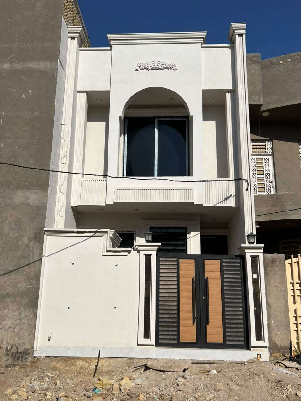 سلام عليكم
مشتمل للبيع. الخاجيه بالخدمات شارع صب
 طابقين خلف قسم البلدي
 وخلف البيع المباشر 
رقم قطعة 7325  البيت المساحة 100م
وجه 5م و نزال 20م  بصف الركن
عرض الشارع 12م 
بصف الركن الي على شارع 20 
تنزل من شارع 20 
تدخل علية مباشر يمة شارع 20 و شارع 30 مال القسم البلدي
البناء 2026 قبل اسبوع كمل 
 البناء درجة اولى
***********
