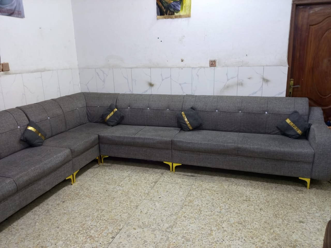 ديوان 10 مقاعد نظيف
سعره 240 وبي مجال لبياع 
يوجد توصيل بكروه ب واتساب
***********
