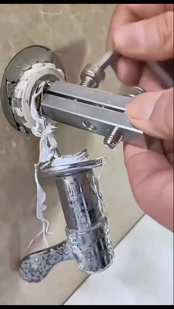 الحنفية انكسرت جوه الحايط وشايل هم التصليح؟ 🛠️ماكو داعي تكسر السيراميك ولا تحير بالسباك! ❌
​جبنالكم الحل السحري: طقم استخراج الحنفيات المكسورة (Extractor Tool). أداة احترافية تطلعلك السن المكسور من داخل البوري بدقايق وبدون أي أضرار إضافية.
​✅ مميزاته:
​سهل الاستخدام وآمن.​
​يوفر عليك وقت وتعب وفلوس التكسير.
​مصنوع من حديد صلب يتحمل الشغل.
​لا تخلي مشكلة بسيطة تكلفك هواي!
​#سباكة #تصليح #العراق #ألناصريه #ادوات_منزلية #صيانة_منزلية


**إذا كنت صاحب هذا الإعلان وتريد حذفه لأي سبب، رجاءا أرسل رسالة إلى الدعم الفني**