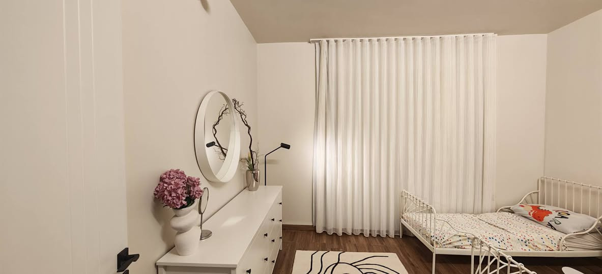 ✨ تنفيذ عمل متكامل ✨
سقف جبس بورد مع إنارة مخفية تعطي فخامة وهدوء
ضلع ديكور أنيق خلف السرير
ديكور بلازما عصري
صبغ جوتن لون ميست لمسة راقية ومودرن 🤍
🎨 كود لون جوتن ميست: 10341
📞 للاستفسار والتنفيذ: ***********
