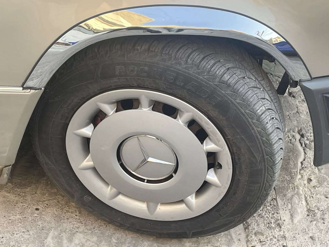 مرسيدس W124 300E موديل 1985 – كيرر أوتوماتيك

للبيع بحالة جيدة جداً بالنسبة لعمرها، والسيارة شغالة وما فيها مشاكل.

• محرك 6 سلندر  
• تسجيل أوروبي  
• جميع الأوراق متوفرة للتسجيل في العراق  
.وتترقم اربيل ايضا والسياره حاليا علحدود زاخو حاضره للبيع

الرجاء فقط الجادين.  
للمزيد من المعلومات والسعر الاتصال على الرقم: ‎+46764146883


**إذا كنت صاحب هذا الإعلان وتريد حذفه لأي سبب، رجاءا أرسل رسالة إلى الدعم الفني**