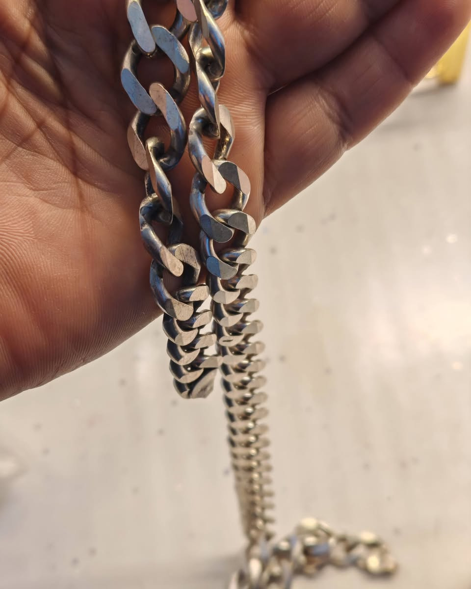 زنجيل وسوار ثقيل وزن 210 غرام
سعر الغرام 3500
مكاني بغداد الطالبيه لايوجد توصيل..


**إذا كنت صاحب هذا الإعلان وتريد حذفه لأي سبب، رجاءا أرسل رسالة إلى الدعم الفني**