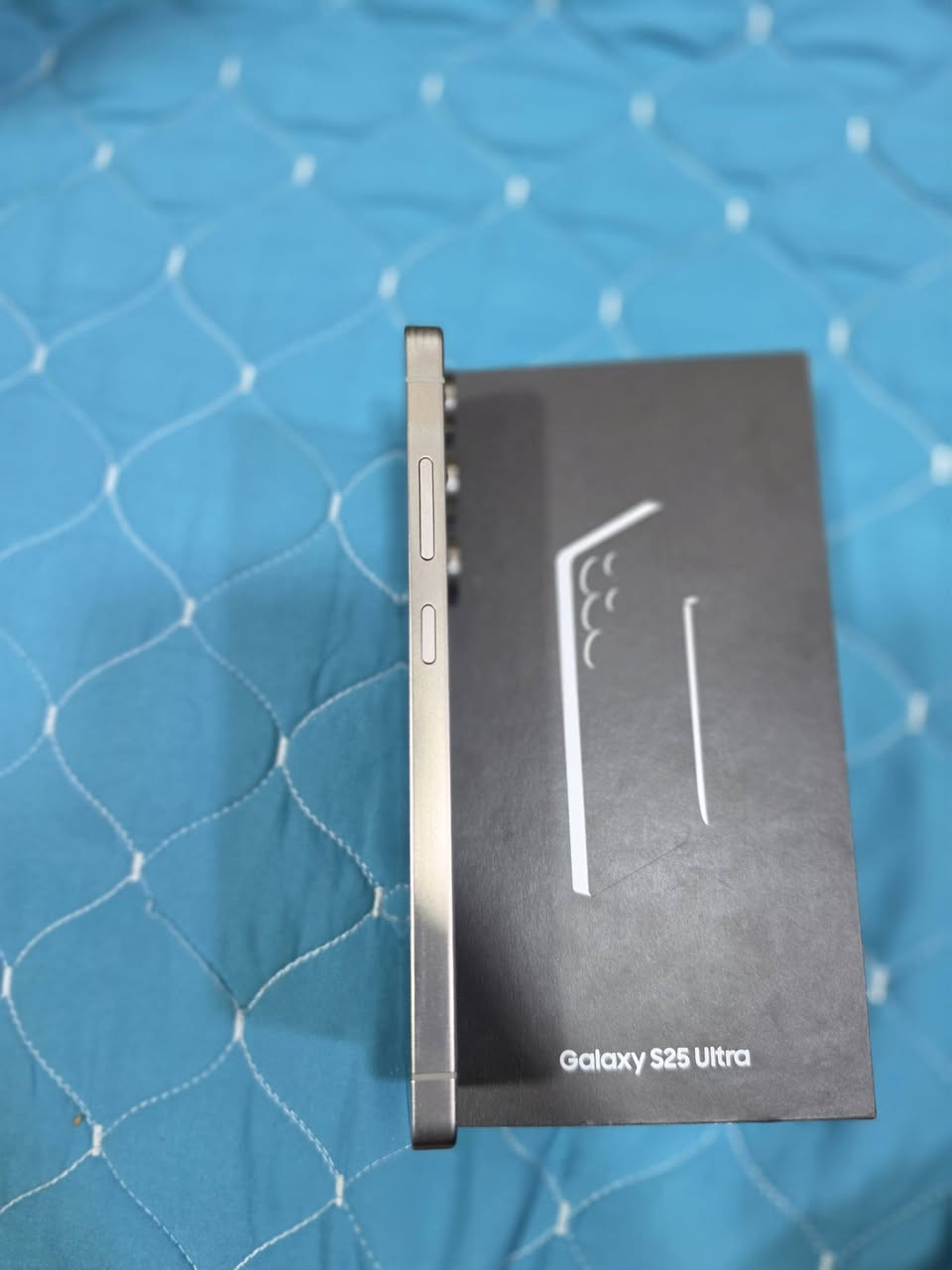 السلام عليكم 
جهاز S 25 ULTRA  جهاز نضافه 99% 
ذاكرة ٢٥٦ مستخدم ٤ اشهر 
جهاز نضيف ما داخل صيانه وكاله  سيمكارت وقلم شغال اي خلل ما بيهن 
مع كارتونه وملحقات  
تواصل *********** 
العنوان بغداد العبيدي 
سعر مليون و ٢٠٠ وبي مجال
