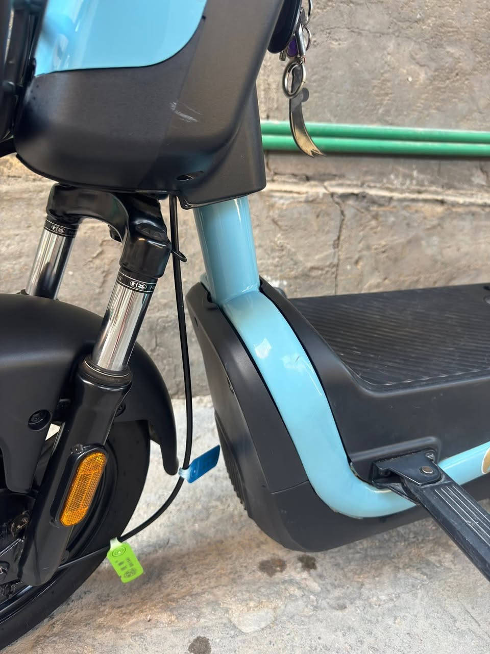 سلام عليكم ورحمه الله وبركاته عيني باسكل شحن حجم ١٤ باسكل نفس الصوره اذ مو نفس الصوره مرجوع باسكل نضيف مسخدم  بس نضافه فول  كدامك الباسكل كامل   فقط هورن واشاير ميتشغلن بس تبدللهم فيش  لايت امامي ناصي عالي الباسكل مامبدل بي شي بس تاير خلفي فقط وابريك باسكل تجي عل فحص لا تكلي شكد مستخدم الباسكل عدي صاله هواي بس محافضين عليه كلش جديد مو تجي وتكلي شبيه مابيه شنو بيه هاي المواصفات حجيتهه وياه بصمه و٢سويج المكان كربلاء حي العسكري سوق العابد قرب حديقه النور  رقم هاتف *********** السعر 250 الف  وبي مجال
