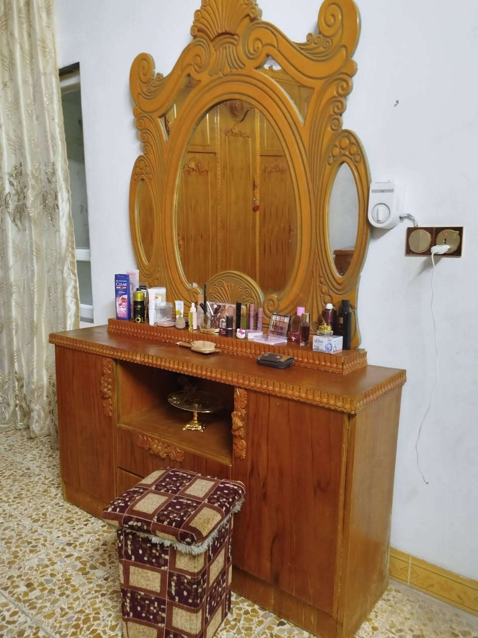 سلام عليكم غرفه نوم عراقي خمسه ملحق مال بيت نضيفه الغرفه حلوه احله من الصوره السعر 950وبيها مجال بسيط الاستفسار عل رقم  ***********عنوان الغرفه موصل حي السماح
