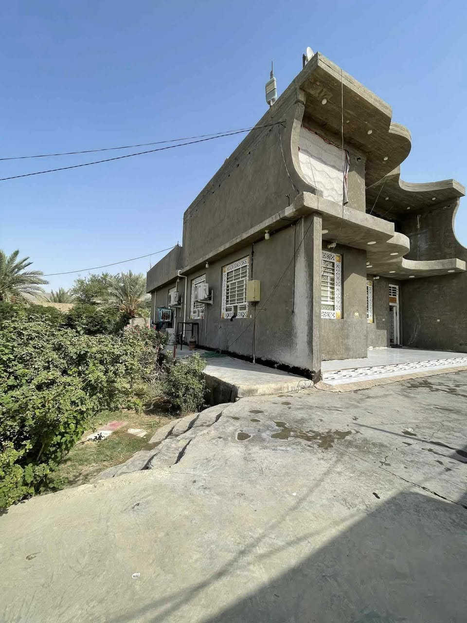 السلام عليكم بيت مساحة الكليه 1000م طابقين متكون من
4غرف نوم 

2فوك و2جوه صاله 
مطبخ عدد 2
صيحات عدد 2خارجيه ودخليه 
حديقه خارجيه 400م 
مكان البيت خلف جامعة بابل منطقة ابراهيم 
كافة خدمات ماء كهربا مولد خط ذهبي سند 25 تحويل مباشر للاستفسار.***********
