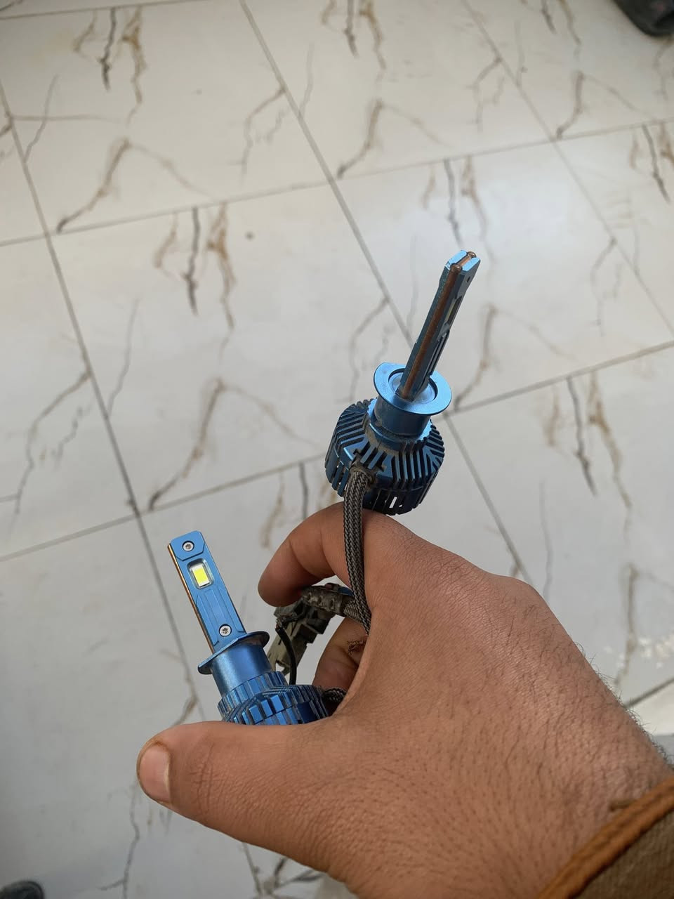 السلام عليكم 
عندي لايت زنون  ابيض   يرهم عالي ويرهم ناصي ٢٤٠٠واط 
نوع H7 للماليبو وبعد ما اعرف ع يا نوع سياره يصير 
للبيع
 السعر ١٥٠ وبيهن مجال 
للأستفسار 
***********
