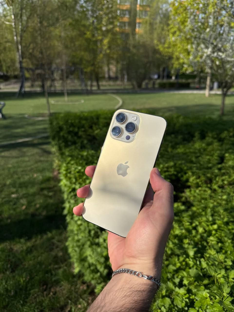 السلام عليكم للبيع آيفون 13برو ماكس
الجهاز بلاي مامفتوح 
بطاريه 77
فيس إيدي يشتغل ويطفي 
بس شروك خفيفه يم الفيس إيدي 
الجهاز كله شغال ومكفول 
كامرات صوت لاقطه مكفول 
للبيع بسعر مناسب 525 الله يديمك يارخص
للتصال***********
— في ‏تكريت محافظة صلاح الدين‏.
