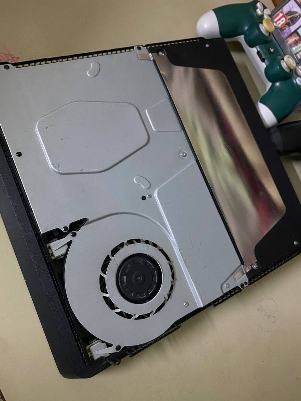بلي 4 للبيع اونلاين سلم
سعتة 500 GB 
2 يدات اصلية
يحتوي على العاب 
وثنين اقراص موجودة في الصورة 
الجهاز شغال 100‎%‎ وجاهز للفحص 
السعر 250 الف دينار 
للاستفسار ***********
