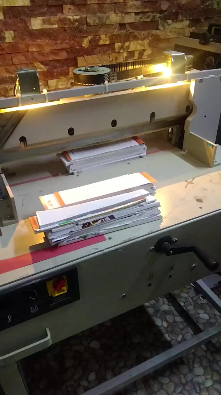 علي صبري الميكانيك نصب وتصليح وتشغيل وصيانة كافة المقصاة ومكائن تجليد الكتب الحراري ومكائن السلفنة ونصب الخطوط الأنتاجية لتواصل الاتصال على الرقم التالي ***********
