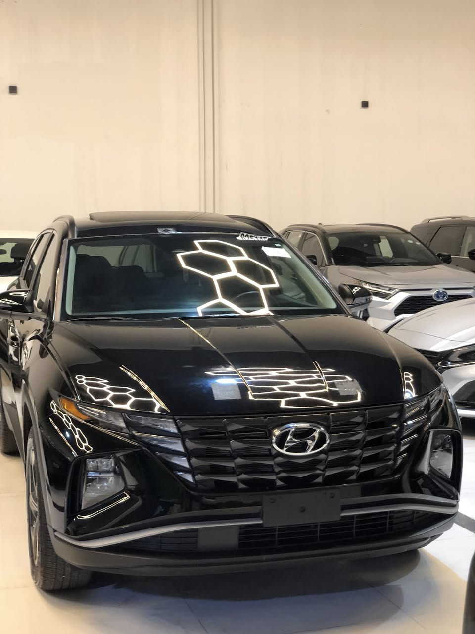 نوع السيارة:- توسان sel
لون السيارة :- اسود 
موديل السيارة :- 2024
مواصفات السيارة:-  SEL فتحة بصمة جلد كلشن هيتر و كهرباء شاشة اليكتروني 
عداد السيارة:- 4000 ميل ماشي فقط اخت زيرو
ضررها :- بدون قطره صبغ جاملغ ورا شوي تعديل بارد فقط 
سعرها :- 203 ورقة
نوع الرقم :- كاني اربيل تترقم شمالي فقط 
مكان السيارة:-اربيل (شركة مبست اوميد )
رقم تليفون 
0782 452 2011
