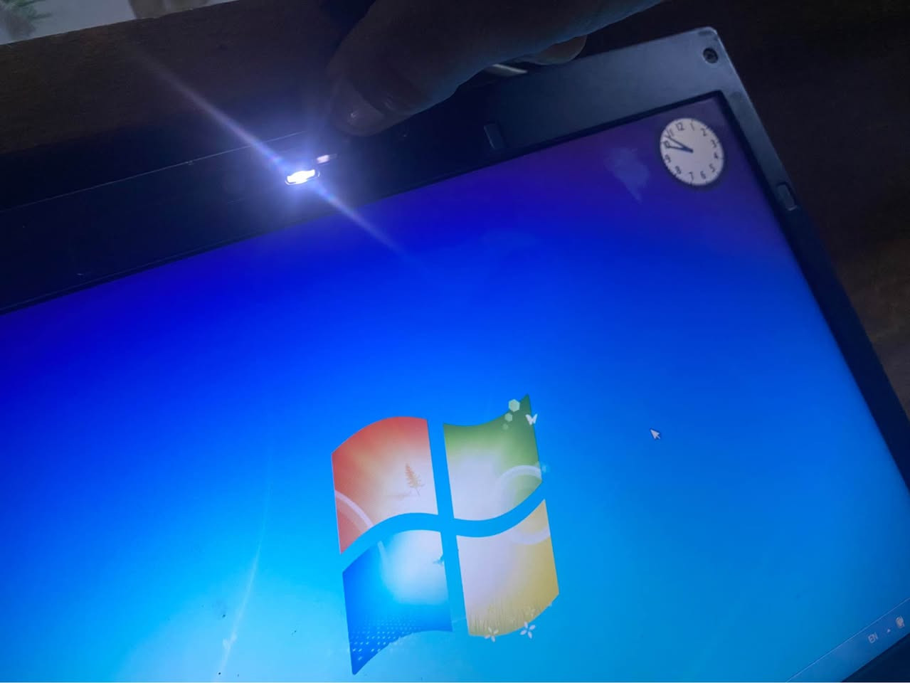 سلام عليكم متاح لابتوب hPالوسط مو الجبير شغال ونظافته مثل ماموضح بالصور بس كلشي ما اعرف بي ولا بمواصفاته ملحقات شاحنه +ماوس او واير +كيبورد واير ليس ما اعرفله السعر 75 وبي مجال مكاني بغداد حسينية الراشديه رقمي بي واتساب او على الخاص(***********) بغداد, العراق
