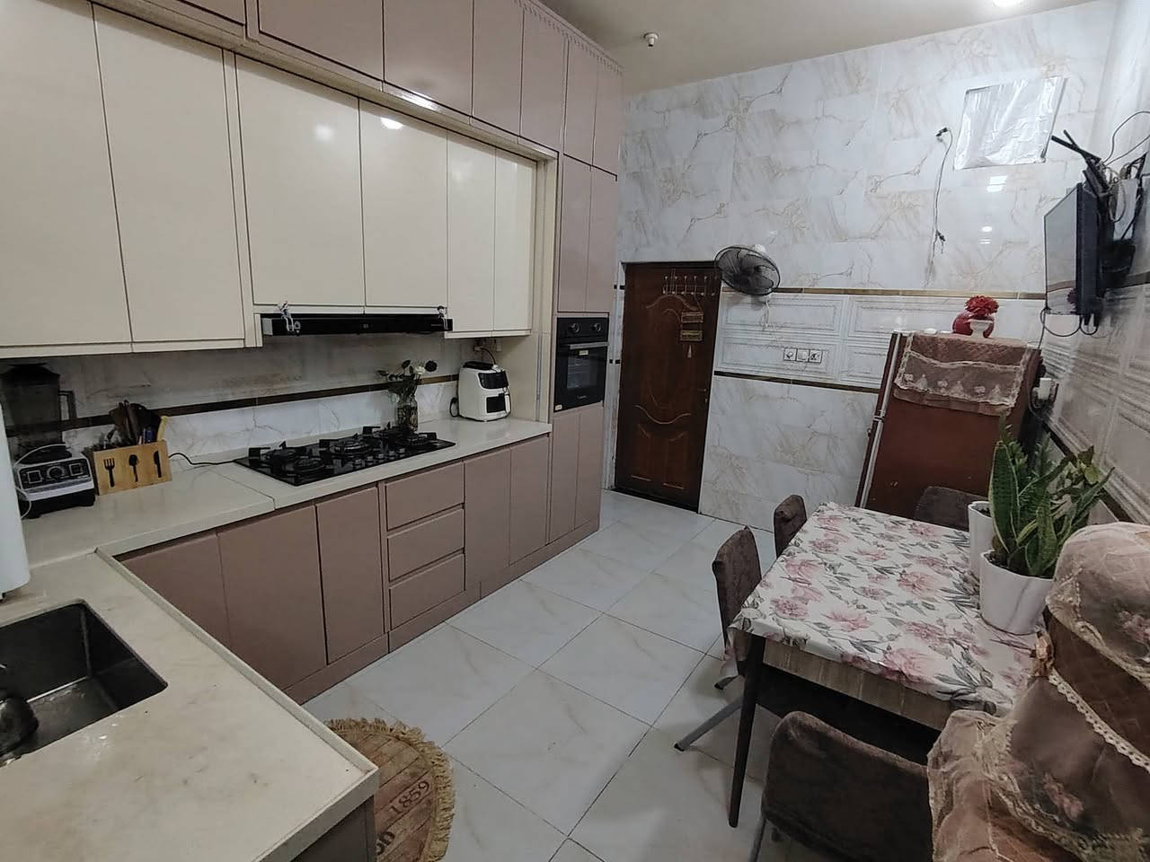 🌿دار للبيع طابو صرف
============
🌿الموقع//  حي الزهراء بالبداية قرب فلكه نجاح مقابيل شارع الأكاديمية
============
🌿المساحه//  ١٥٠ متر الواجهة ٧ونص والنزال ٢٠ 
============
🌿البناء//  كونكريت مسلح طابق واحد
بناء حديث
=============
🌿يحتوي الدار // غرفه وصاله واستقبال ومطبخ وصحيات داخلية وخارجيه ومناور وكراج
=============
المنطقه//  بيها خدمات كامله ماي ومجاري ومياه امطار ومقرنص و تبليط
=============
✅مطلوب عقاري ٥٧مليون
والتسديد ٣٠٧ بالشهر 
=============
☎️للاستفسار//
***********
***********
