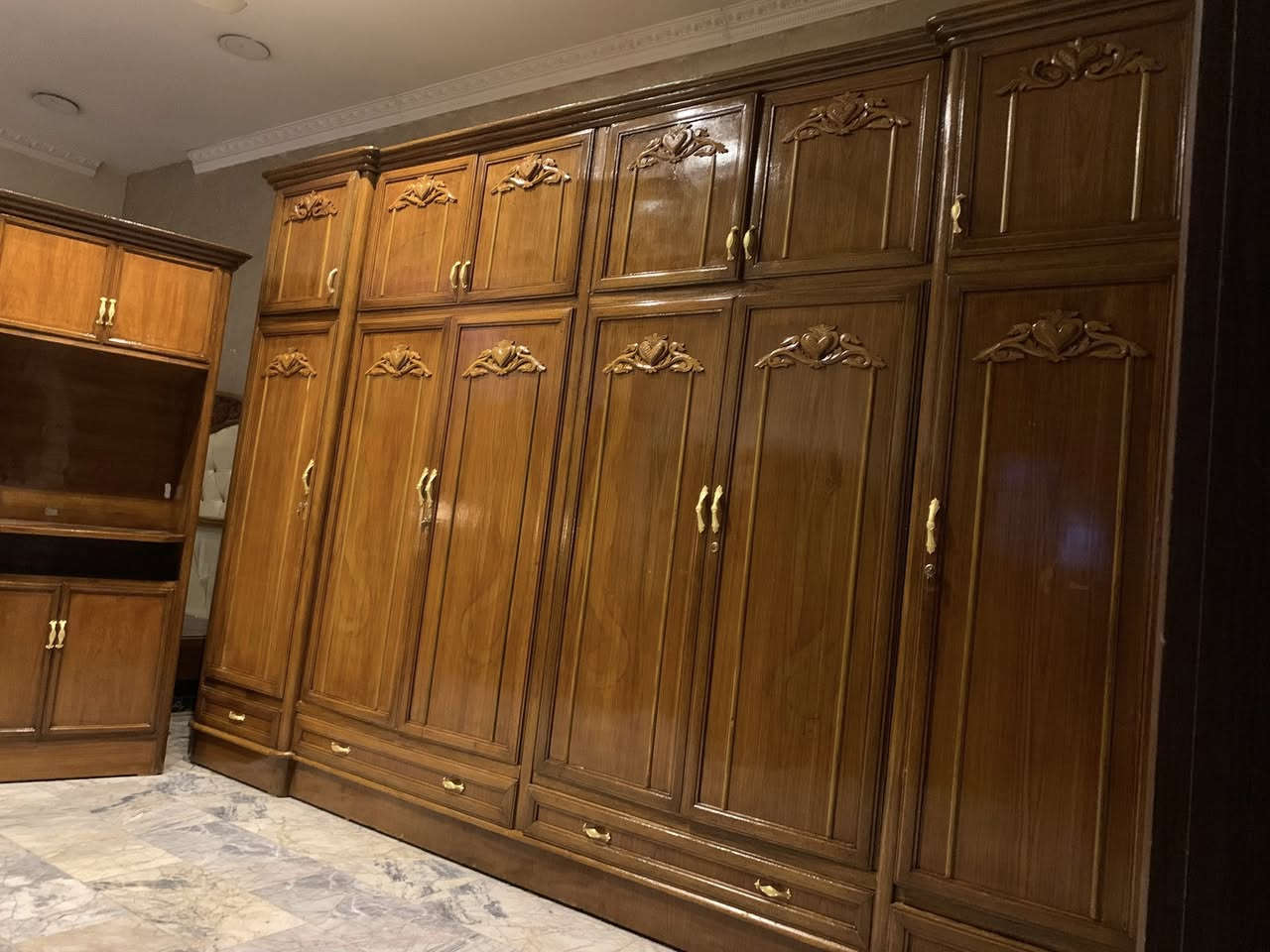 السلام عليكم الغرفه سته ملحق تتكون من 12 قطعه صاج تفصال درجه اولى خشب 5 ملم ثكيله جدا نقوش جربايه وميز صاج يدوي وتحتوي جربايه عل مخزن الغرفه داخل وخارج صاج ثكيله جدا السعر 900 رقم هاتف *********** بغداد مكلفه بالنشر اتصل عل رقم السبب البيع انتقال الى مكان اصغر
