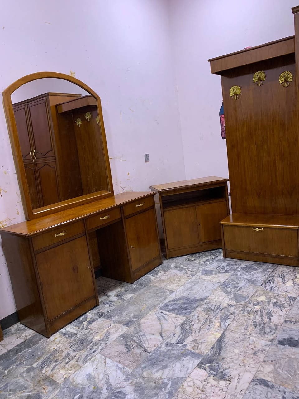 السلام عليكم ورحمة وبركاته من رخصت مدير محترم  الغرف عدد اثنين للبيع  صاج تفصال درجه اولى الله شاهد عل ايدي فصلتهن الغرف خشب 5 ملم ثكيلات جدا تكمه داخل وخارج صاج الضهر جرجوبه نضافتهن 100‎%‎ اي ضرار ماكو تخت جربايه صاج بلوك ثكيل السعر الغرفه سته ملحق 800 وتحتوي عل قاصه سريه ،،،،،،السعر الغرفه سته بيبان ملحقه داخلي يعني الارتفاع كنتور عالي مو ناصي السعر 650 ونقوش كله صاج يدوي ثكيله جدا   ويضا تحتوي عل قاصه سريه رقم هاتف *********** بغداد مكلفه بالنشر اتصلو عل رقم فقط السبب البيع الانتقال الى امكان اخر بلا زحمه عليكم صعدو منشور بكلمه يالله
