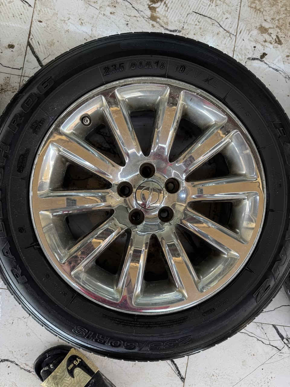 السلام عليكم ويل مكسيكي
الويل حلو بي شويه مشلع  موضحه الك بصور بسيط وبي تايرات نص عمر 
مكاني ديوانيه رايده ب 425 الف ***********
