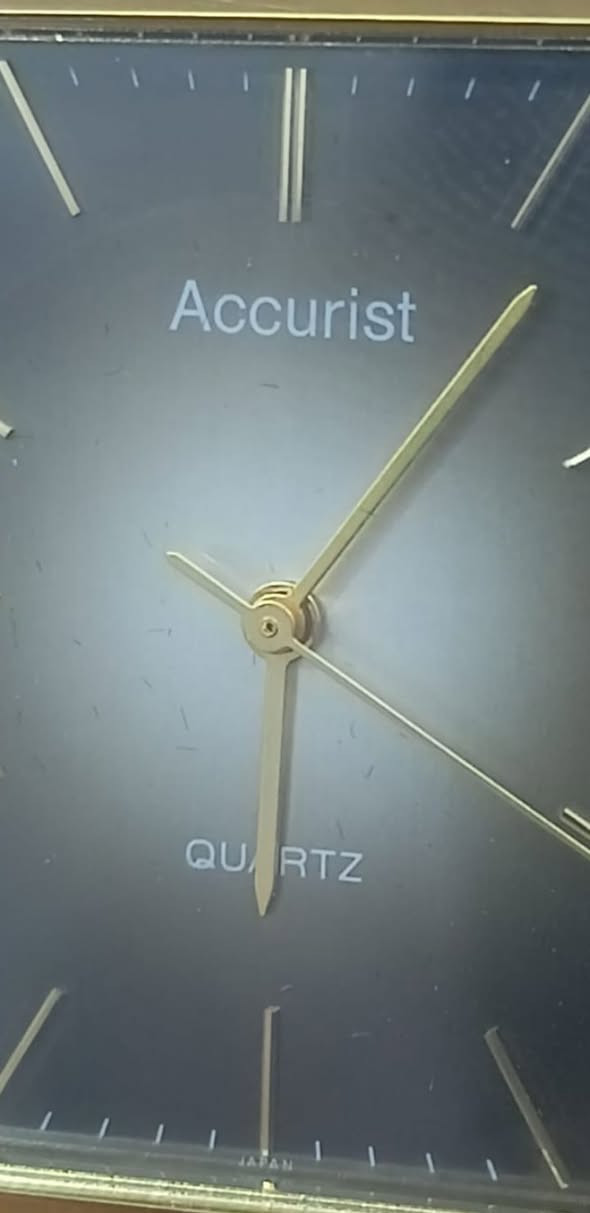 السلام عليكم 
بعد أذن القائمين على الاداره 
ساعه ماركه(Accurist) اكيوريست
كوارتز _الابعاد ٢٧ × ٣١ ملم 
المينه لونين _منفذ شهري 
مع العلبه والاوراق لوك غير مستخدم 
السعر ١٣٠ الف 
توصيل جميع محافظات العراق 
تواصل ماسنجر 
وات ساب ***********
