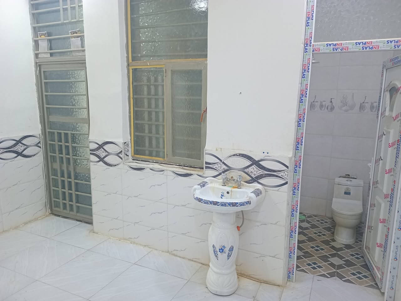 السلام عليكم بيت في حي الحكيم شارع مدرسة الرميله قريب على كورنيش السده المساحه 150متر متكون من غرفتين وهول ومطبخ وصحياة داخليه الخارجيه واستقبال للبيع فقط رقم ***********
