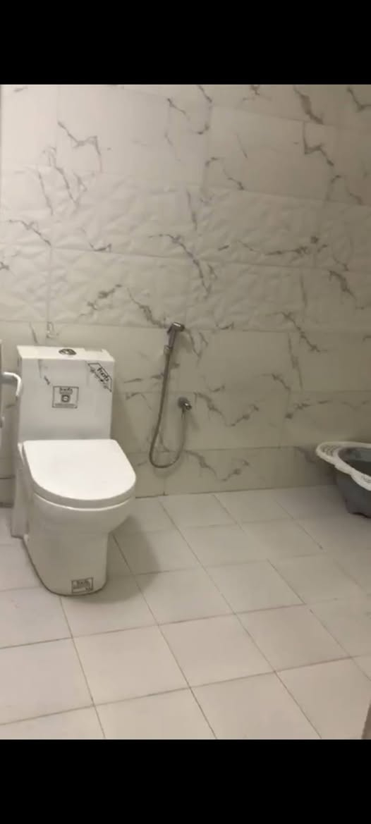 بيت للبيع في صقلاويه الشهداء الثانيه المساحة ١٤٥متر طابقين طابق الأول غرفه نوم وصاله ومطبخ وحمام واستقبال وطابق الثاني غرفه نوم وصاله وحمام شارع ١٢ وبشارع جامع الشيخ عبدالقادر الكيلاني طابو سند صرف باسمي بناء طابوق السعر ٧٥ وبي مجال(***********)(***********)
