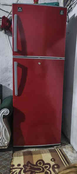 ثلاجة جديده لبيع استعمال قليل  السعر 300 اتصل *********** المكان كربلاء طوريج
