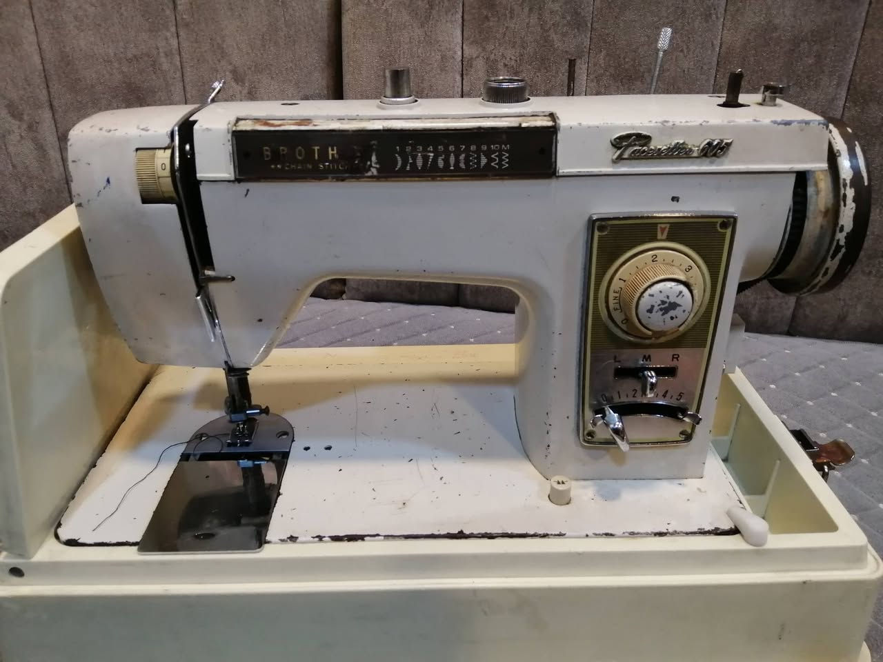 السلام عليكم مكائن خياطة للبيع
فراشة 40الف وي الطبلة شرط صوت ناعم وتخيط انواع القماش
برذر خياط وتطريز 75 وي البوكس ملتها 10 نقشات
للاستفسار *********** المكان الموصل
