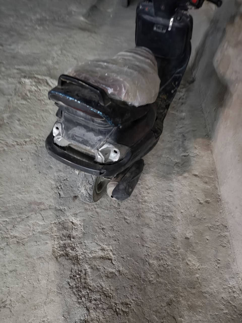 السلام عليكم دراجات اللبيع فراشه السوده شغاله والثانيه طافيه مكاني بغداد العبيدي الشهداء الثالثه قرب مدرسه عمر عبد العزيز ***********سعر ٣٢٥ وبيهن مجال
