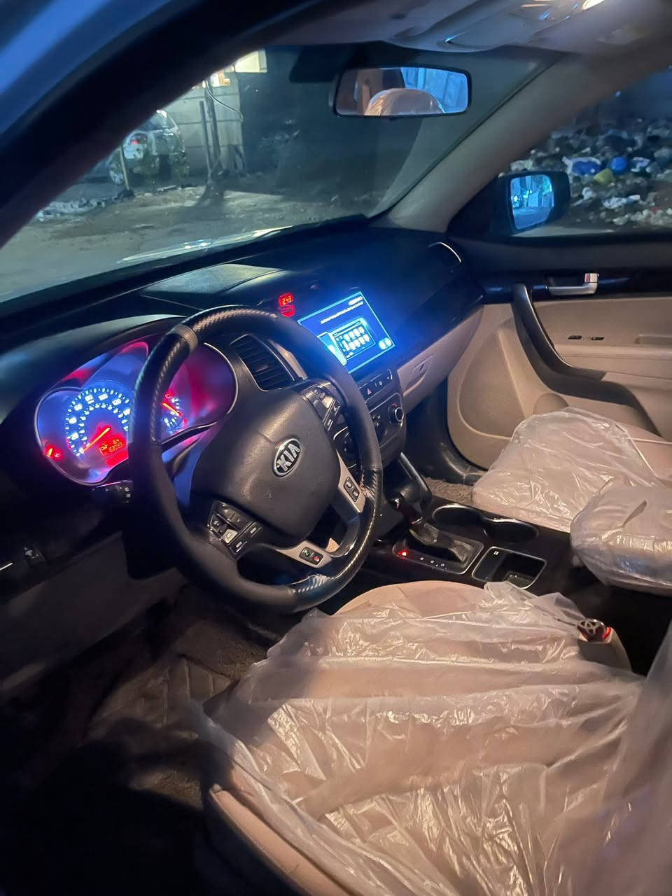سورنتو 15 محرك2400 بيها كم قطعه صبغ ماشيه 65000  ميل شاشه كاربلي ويل كب محدث  سعر 12800 وترهم مراوس بااحدث
