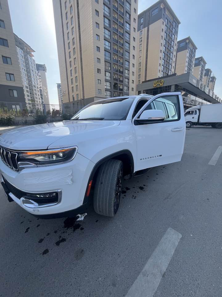 سلام عليكم 
Jeep wagoneer 
الموديل 2022 
الفئة serious L
المحرك 5.7 V8
عداد المسافة 30,000
لايت LED
كشنات كهربائية 
خزن ميموري كشنات الامامية 
كشنات جلد اسود ملكي 
تدفئة وتبريد كشنات
شاشة ابل كار بلي 
كاميرات 3
حساسات امامية +خلفية 
راداد امامي وخلفي وجانبي 
توقف ذاتي امامي وخلفي 
4وضعيات قياده ( سبورت واوتو ودفع رباعي وايكو) 
تحكم ستيرن 
كروز سرعة 
شفتات ستيرن نمر كير 
كير 8سرعات 
تشغيل بصمه +تشغيل عن بعد 
وباقي التفاصيل معروفة 
حادثها جاملغ وبنيد ومبدل بقطع وكاله
سعر السياره 315$ وبيها مجال 
مكانها بغداد للاستفسار ***********
