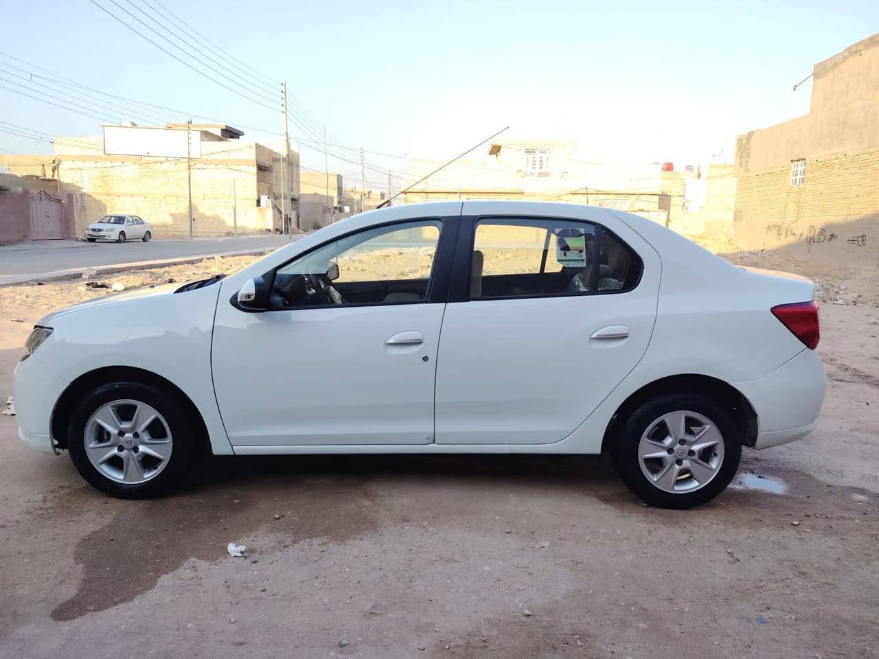 السلام عليكم رينو سنبل موديل 2017 للبيع رقم بغداد نكليزي تحويل ثاني يوم هزه جديده سنويه جديده السياره مكفوله من الضربه والصبغ مكينه كير حداديه تخم تاير تبريد مكفولات السياره جاهزه كل نقص مابيها السعر 74وبيها مجال حك الجيه  مكاني كربلاء مكلف بنشر رقم الهاتف ***********
