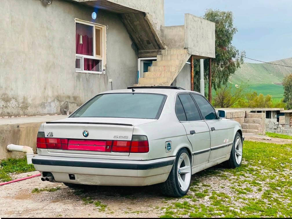 سەرەتا بە ناوی خوای گەورە ئەو بیئیمە بۆ فڕۆشتن مۆدیل ۹۳یە ٥۲٥ ی  کە پسە گیر عادیە سلایتە جام کارابایە قفل مەرکەزیە تەبریدە ئارم پلاستێک دهۆکە وەرگران و بڕانەوە بە شەڕتە گیرو مەکەینە بە شەرت سەیارەکە بەس تۆزێک ڕەنگی کاڵ بۆتەوە لە هەولیرم سحر 30ماجال *********** واتساپی لەسەرە هەر کەسێک موشتەری نییە بێزارمان ناکات أربيل, العراق
