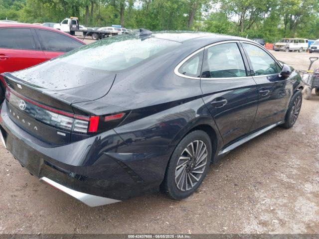 للبيع – هيونداي سوناتا 2025 هايبرد | فئة SEL
🔹 الموديل: 2025

🔹 الفئة: SEL Hybrid

🔹 المحرك: 2.0 لتر هايبرد (بنزين + كهرباء)

🔹 ناقل الحركة: أوتوماتيك 6 سرعات

🔹 الدفع: أمامي (FWD)

🔹 الوضع: نظيفة جداً / دخول جديد 

🔹 عداد المسافة / 34 الف ميل 

✨ التجهيزات والمواصفات:

✔ شاشة وسطية كبيرة 12.3 إنج

✔ شاشة عدادات رقمية

✔ Apple CarPlay & Android Auto

✔ نظام Hyundai Digital Key (تشغيل وفتح بالموبايل)

✔ شاحن لاسلكي للهاتف

✔ مقاعد أمامية مدفأة

✔ المقاعد الامامية تحكم كهربائي

✔تحكم ستيرن 

✔ مثبت سرعة ذكي

✔ نظام تشغيل بصمة

✔ كاميرا خلفية

✔ اضاءة لد اماميه وخلفيه 

✔ نظام الحفاظ على المسار

✔ نظام التحذير من التصادم

✔ نظام النقطة العمياء

✔ تبريد قطعتين 

✔ جنوط ألمنيوم أصلية

✔ مدخل تايب سي امامي خلفي 

🔋 نظام هايبرد اقتصادي وقوي.

📄 السيارة تترقم باسم المشتري والرقم مجاني اخوان (الرقم بلاش ) 

📍 الموقع: (بغداد / حي الجامعة )

💰 السعر: ( 203 $)يعني دفترين و 300 دولار

📞 للاستفسار:

📱 اتصال / واتساب (***********)
