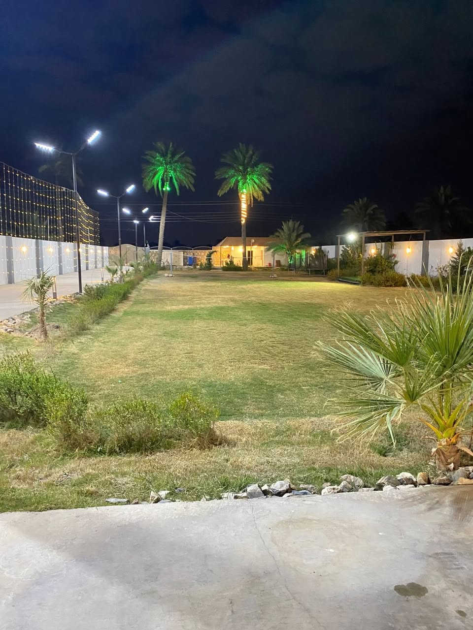 مزرعة سرمدي للايجار اليومي نستقبل مناسباتكم المزرعة موثقة بتطبيق اجرلي نظام شفتات شفت صباحي ومسائي حديقة كبيرة مسبح صالة كبيرة جدا غرفتين نوم مطبخ كبير ‭0770 281 1244‬
