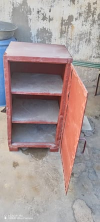 ميز حديد تفصال للبيع مال غراض الاستفسار ع هذا الرقم ٠٧٧٣٤٤٢٠٤٦٣ ٠٧٨٠٢٨...