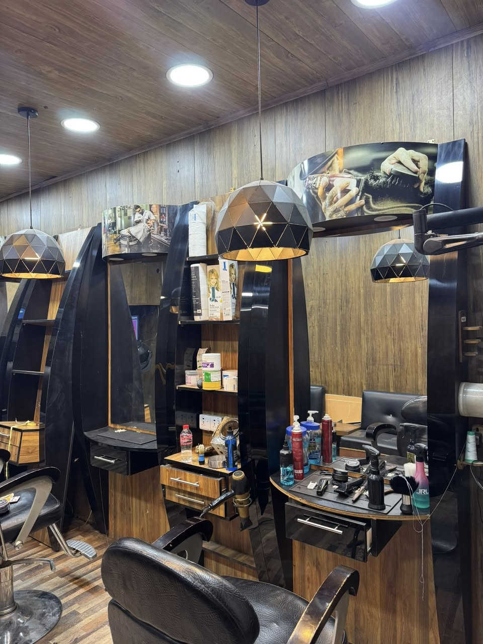 ميز حلاقة عدد ٣ سعر الواحد ١٥٠ الف وفاترينات عدد ٢ سعر الوحدة ٧٥  وكراسي حلاقة عدد ٢ سعر الكرسي ١٢٥ 
الغراض كلش نضيفات امانة الله تجي وتشوف ومو سعرهن
***********
